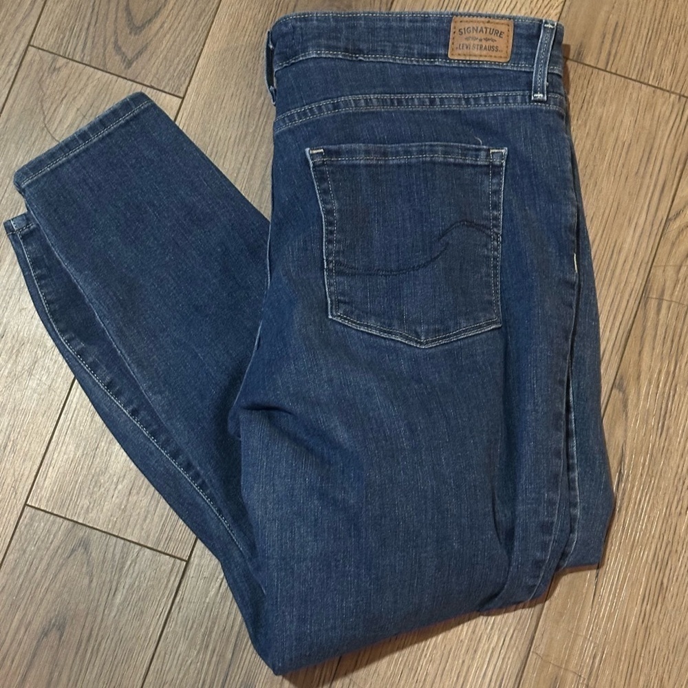 Signature Levi Strauss mid rise skinny crop size 16 dark blue jeans